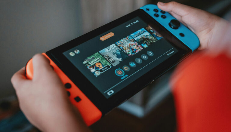 Tous les jeux ne nécessitent pas des dizaines d'heures et un wiki pour suivre l'histoire. Parfois, les meilleures expériences de jeu sont courtes, agréables et parfaitement abouties. Nintendo, le maître du divertissement accessible, propose de nombreux titres que vous pouvez terminer en une seule fois sans sacrifier la profondeur ou la qualité. Que vous passiez un samedi paresseux ou que vous souhaitiez simplement une histoire que vous pouvez terminer avant le début de votre prochaine semaine de travail, voici les jeux Nintendo qui méritent que vous leur consacriez quelques heures. Pourquoi les jeux courts ont un impact différent Les jeux qui respectent votre temps ont un charme particulier. Au lieu de mondes ouverts tentaculaires et de quêtes sans fin, ces titres offrent une excellence condensée. Chaque mécanisme est précis, chaque niveau est réfléchi et chaque fin est accessible en un seul après-midi. C'est comme regarder un excellent film d'une traite plutôt que de commencer une série télévisée de 12 saisons : vous profitez de l'intégralité de l'histoire, de la récompense émotionnelle et de la satisfaction de voir le générique défiler sans vous épuiser. Et si vous êtes le genre de joueur qui souhaite s'offrir une petite aventure sans se ruiner, vous pouvez facilement acheter des cartes CASHlib à bas prix sur des marchés numériques tels que Eneba et recharger votre solde Nintendo eShop. Ainsi, vous pourrez vous procurer ces petits bijoux dès que l'envie vous prendra. Super Mario Bros. 3 (NES, Switch Online) La magie classique de Mario distillée dans l'un des meilleurs jeux de plateforme jamais créés. Il est possible de terminer Super Mario Bros. 3 en moins de trois heures si vous savez vous servir des sifflets de téléportation. Mais même si vous y jouez normalement, le jeu est suffisamment court pour être terminé en une seule journée. Chaque niveau regorge de créativité, et la finale contre Bowser reste épique même plusieurs décennies plus tard. Journey (via Switch eShop) À l'origine un succès sur PlayStation, Journey a fait son chemin vers la Switch et s'adapte parfaitement à cette plateforme. C'est un véritable tourbillon d'émotions qui dure environ deux heures, mais qui offre l'une des expériences les plus émouvantes du monde du jeu vidéo. Sans une seule ligne de dialogue, Journey prouve qu'il n'est pas nécessaire d'utiliser des mots pour raconter une histoire forte. Donkey Kong Country (SNES, Switch Online) Ce jeu est destiné aux joueurs qui aiment les défis. Donkey Kong Country est rapide, intense et regorge de niveaux mémorables. Les speedrunners le terminent en moins d'une heure, mais même les joueurs occasionnels peuvent le finir en un après-midi. La bande-son est légendaire, les commandes sont fluides et le gameplay est à la pointe du design Nintendo des années 90. Firewatch (Switch eShop) Un jeu narratif qui donne l'impression d'entrer dans un film indépendant. Se déroulant dans la nature sauvage du Wyoming, Firewatch traite du mystère, de la solitude et des relations humaines. Il dure environ quatre à cinq heures, ce qui est parfait pour une seule session. Ses dialogues et son atmosphère rivalisent avec ceux des séries télévisées prestigieuses, ce qui en fait l'un des jeux courts les plus captivants que vous puissiez découvrir sur la console Nintendo. Kirby’s Dream Land (Game Boy, Switch Online) Si vous n'avez qu'une heure à consacrer à un jeu, la toute première aventure de Kirby est parfaite. Contrairement à ses aventures ultérieures, le jeu original Kirby's Dream Land est agréablement court et facile à terminer. Il est joyeux, coloré et léger, exactement ce qu'il faut pour une petite session Nintendo. Pourquoi vous ne devriez pas négliger ces joyaux Terminer un jeu en une seule fois ne lui enlève rien de sa valeur. En fait, ces jeux laissent souvent une impression plus forte, car ils transmettent leur message sans fioritures. Ils sont conçus pour être mémorables du début à la fin, c'est pourquoi beaucoup d'entre eux sont encore célébrés des décennies plus tard. La prochaine fois que vous voudrez terminer un jeu sans y consacrer des semaines de votre vie, essayez l'un de ces classiques Nintendo. Et lorsque vous serez prêt à vous les procurer, la boutique en ligne Eneba vous permettra de trouver plus facilement que jamais des aventures courtes et agréables qui s'intègrent parfaitement à votre emploi du temps. Vous jouez aussi sur PC ? Eneba a ce qu'il vous faut. Grâce à des codes uniques qui débloquent un jeu ou un DLC spécifique sur des plateformes telles que Steam, vous pouvez économiser de l'argent et profiter instantanément des jeux. Eneba propose également des cartes-cadeaux Steam, qui vous permettent de recharger directement votre portefeuille Steam et d'acheter le jeu de votre choix sur la boutique Steam.