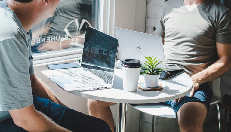 Découvrez comment le numérique a transformé et modernisé nos méthodes de travail, en améliorant la productivité, la communication et la collaboration au sein des entreprises.