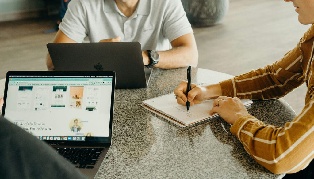 Découvrez comment le numérique transforme et modernise nos méthodes de travail, en optimisant la productivité, la collaboration et la flexibilité au quotidien.