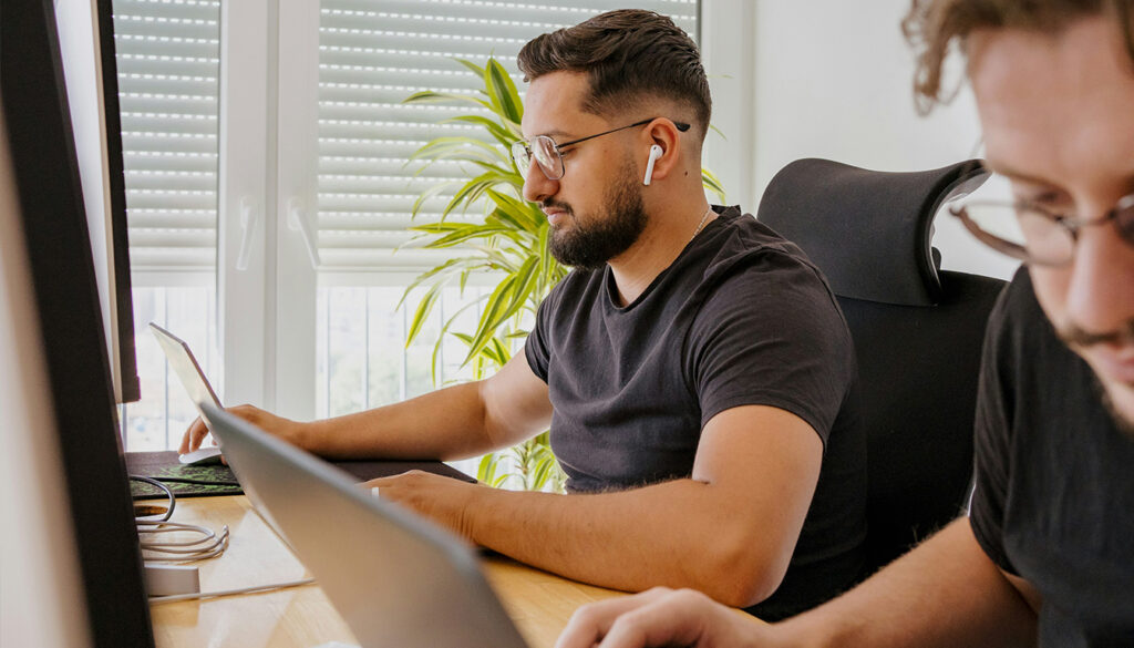 Découvrez comment le numérique transforme et modernise nos méthodes de travail, en optimisant la productivité, la collaboration et la flexibilité au quotidien.