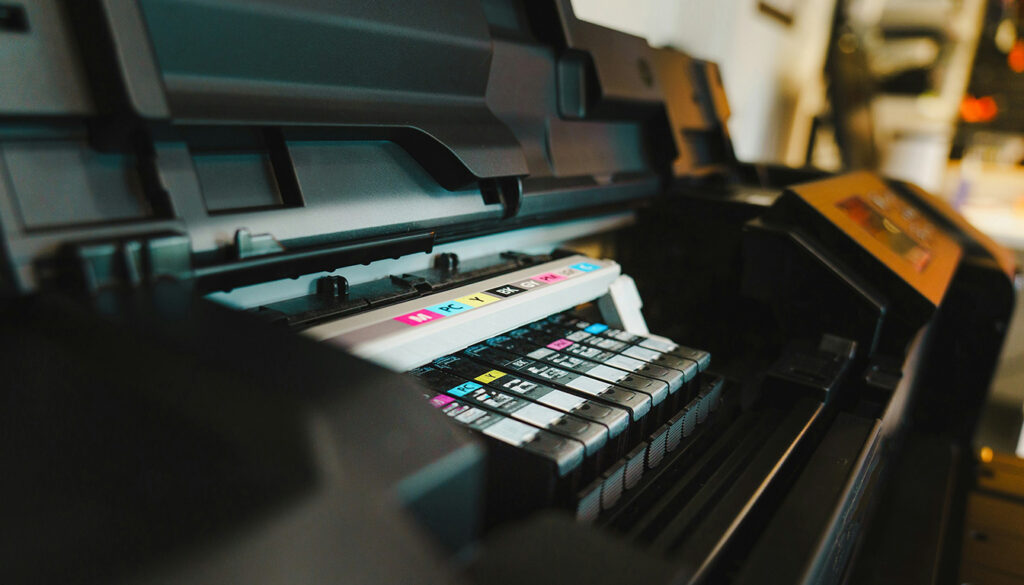 Découvrez pourquoi l'imprimante reste indispensable malgré l'avènement du tout numérique, en explorant ses avantages et son rôle dans notre quotidien.