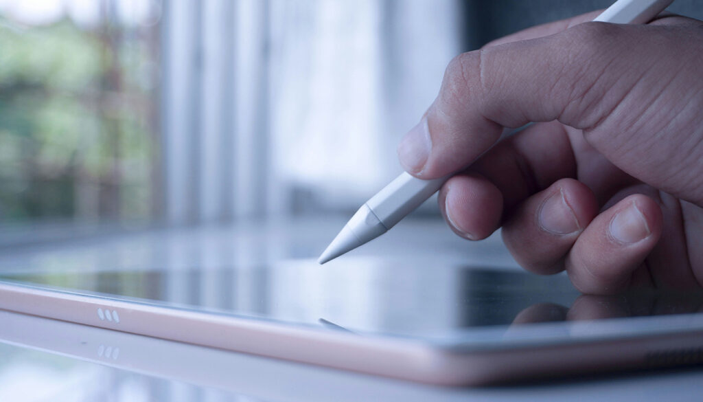 Découvrez comment l'informatique a révolutionné la sécurité et la dématérialisation grâce à la signature électronique, garantissant authenticité et simplicité dans vos démarches numériques.