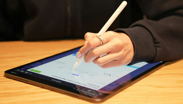 Découvrez comment l'informatique révolutionne la sécurité et la dématérialisation grâce à la signature électronique, garantissant authenticité et simplicité dans vos échanges numériques.