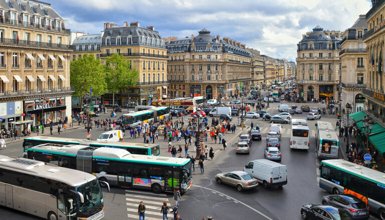 Découvrez comment le numérique transforme la mobilité urbaine et révolutionne les Smart Cities pour un futur plus connecté et durable.