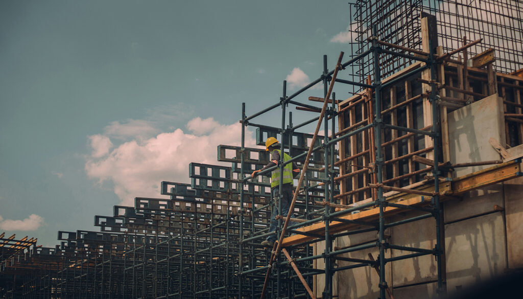 Découvrez comment les objets connectés IoT renforcent la sécurité au travail en protégeant efficacement les salariés isolés grâce à des technologies innovantes.