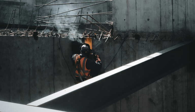 Découvrez comment les objets connectés IoT renforcent la sécurité au travail en protégeant efficacement les salariés isolés grâce à des technologies innovantes.