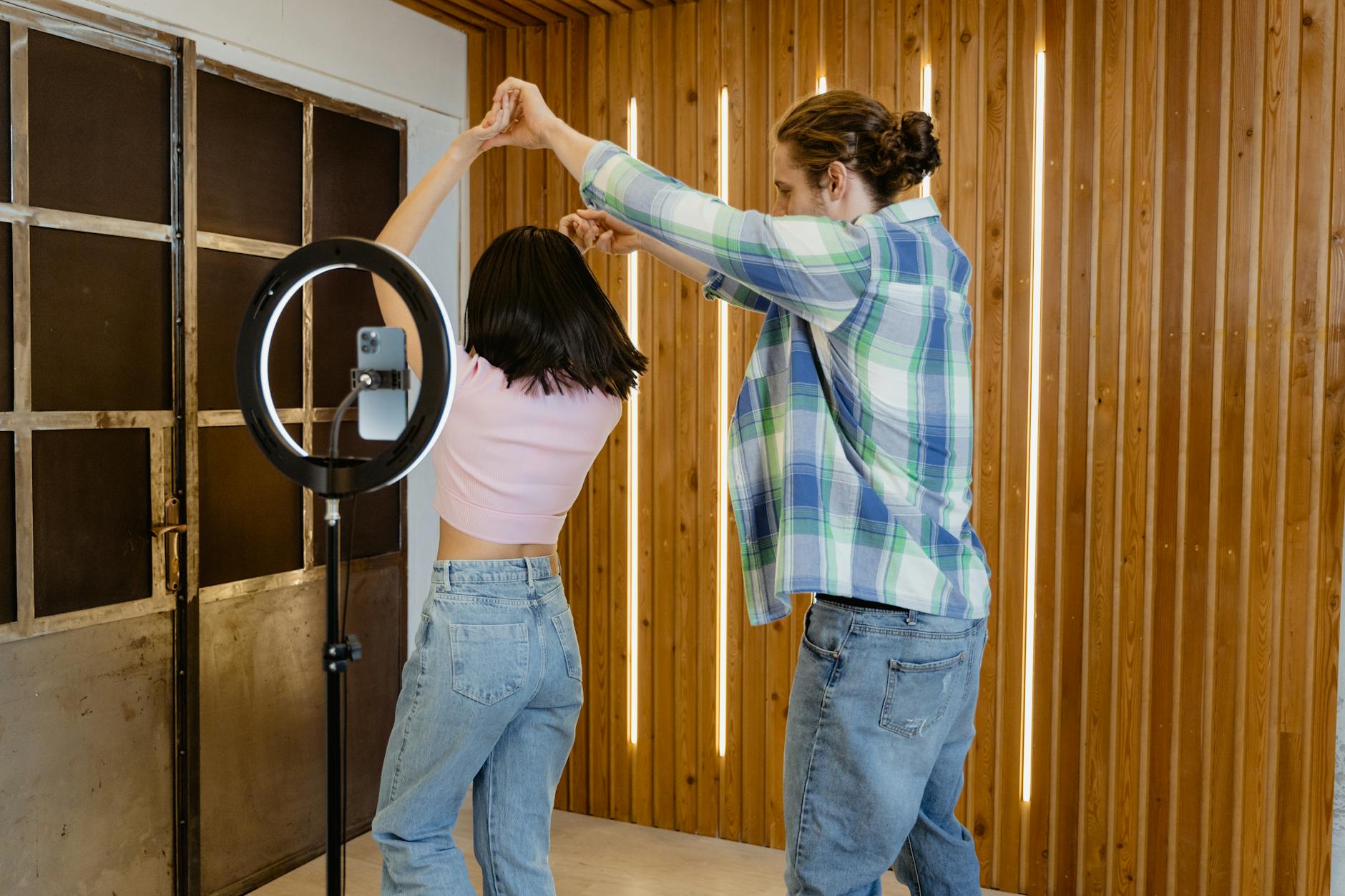 Stratégies organiques pour des abonnés TikTok gratuits sans tricher avec l’algorithme — personne filmant une danse TikTok