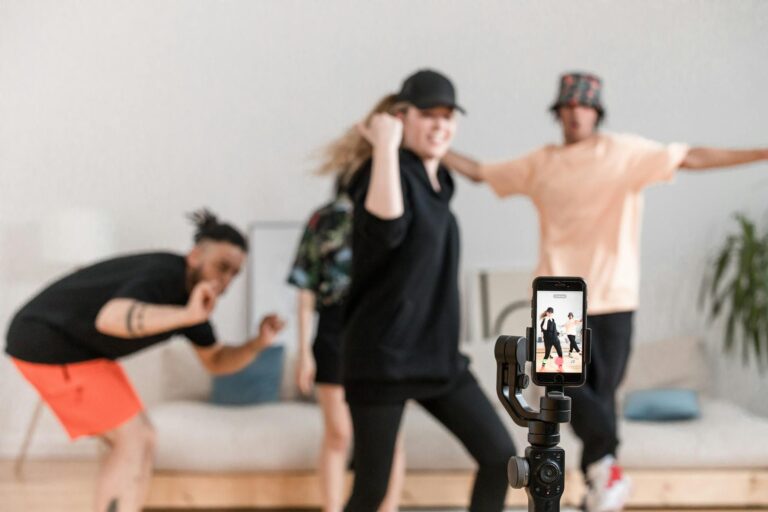 Avoir des abonnés TikTok gratuit — personne filmant une danse TikTok