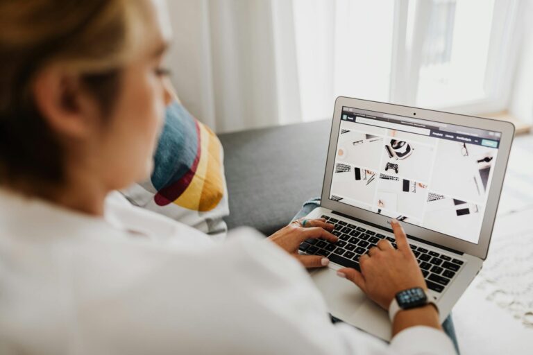 Comment les sites web gardent — personne naviguant sur internet avec un ordinateur