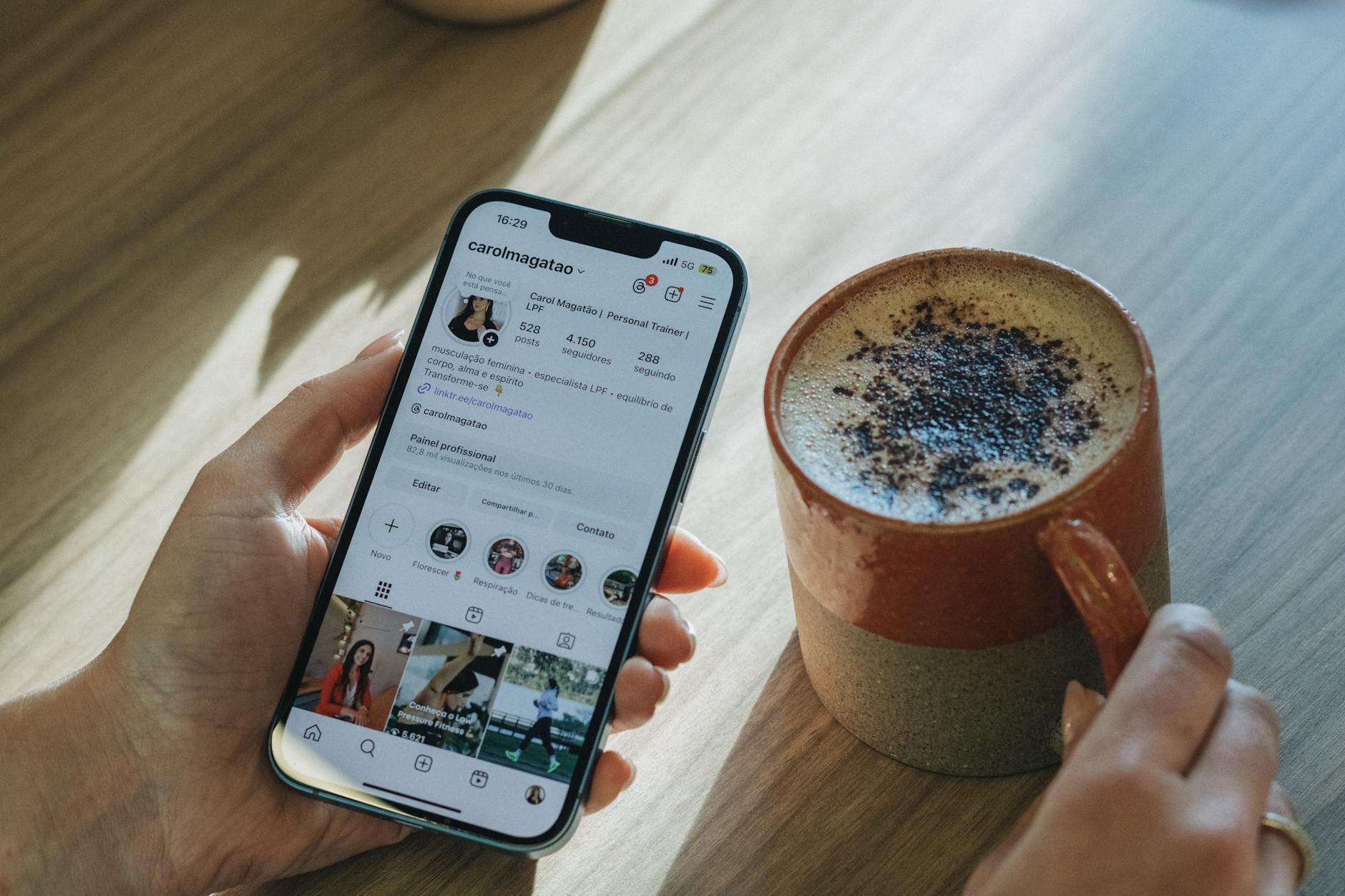Signes visibles qui trahissent un faux compte Instagram — personne vérifiant l'authenticité d'un compte Instagram