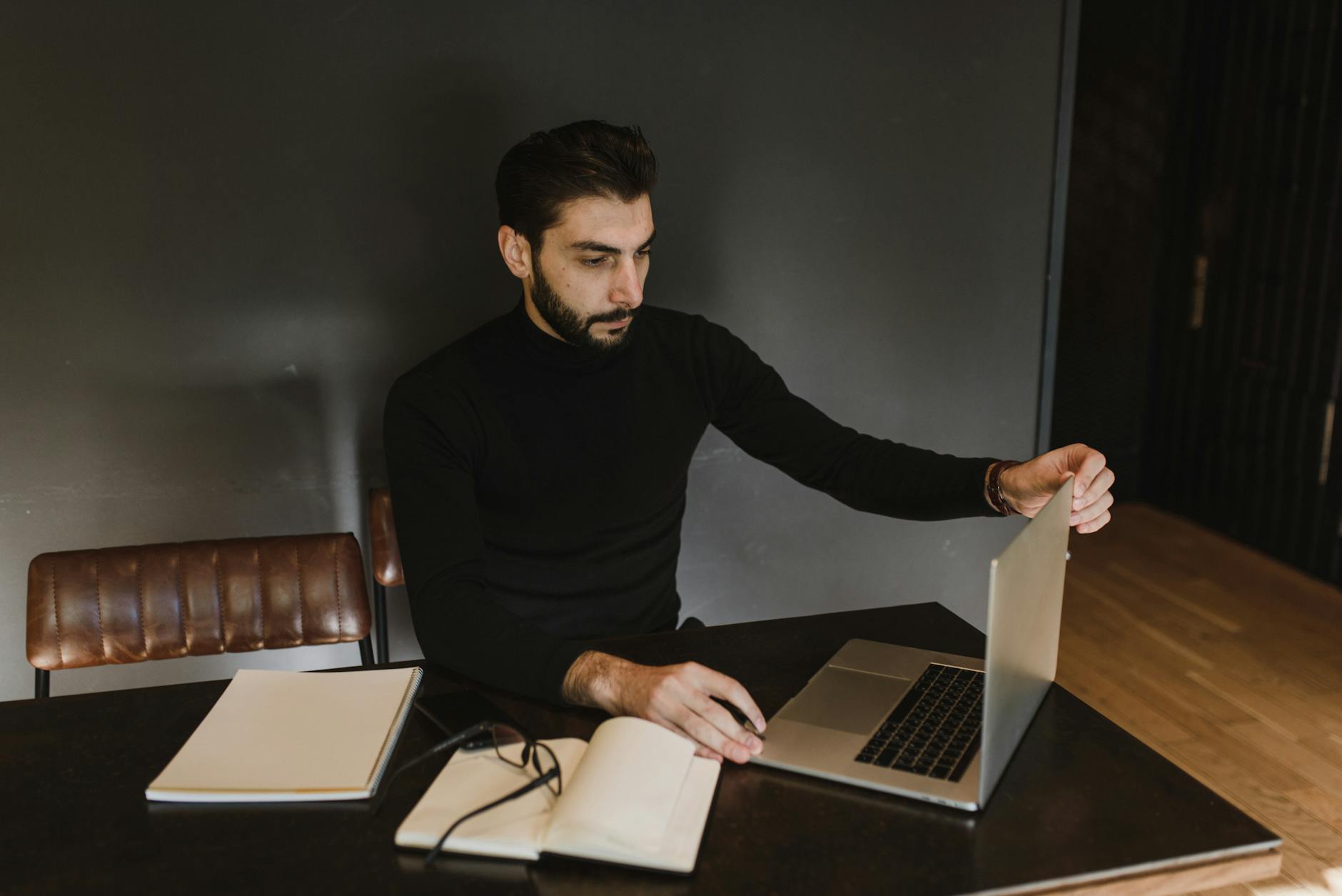 Consultant SEO Bourg-en-Bresse : un rôle d’architecte de visibilité locale et business — consultant SEO travaillant sur un ordinateur portable