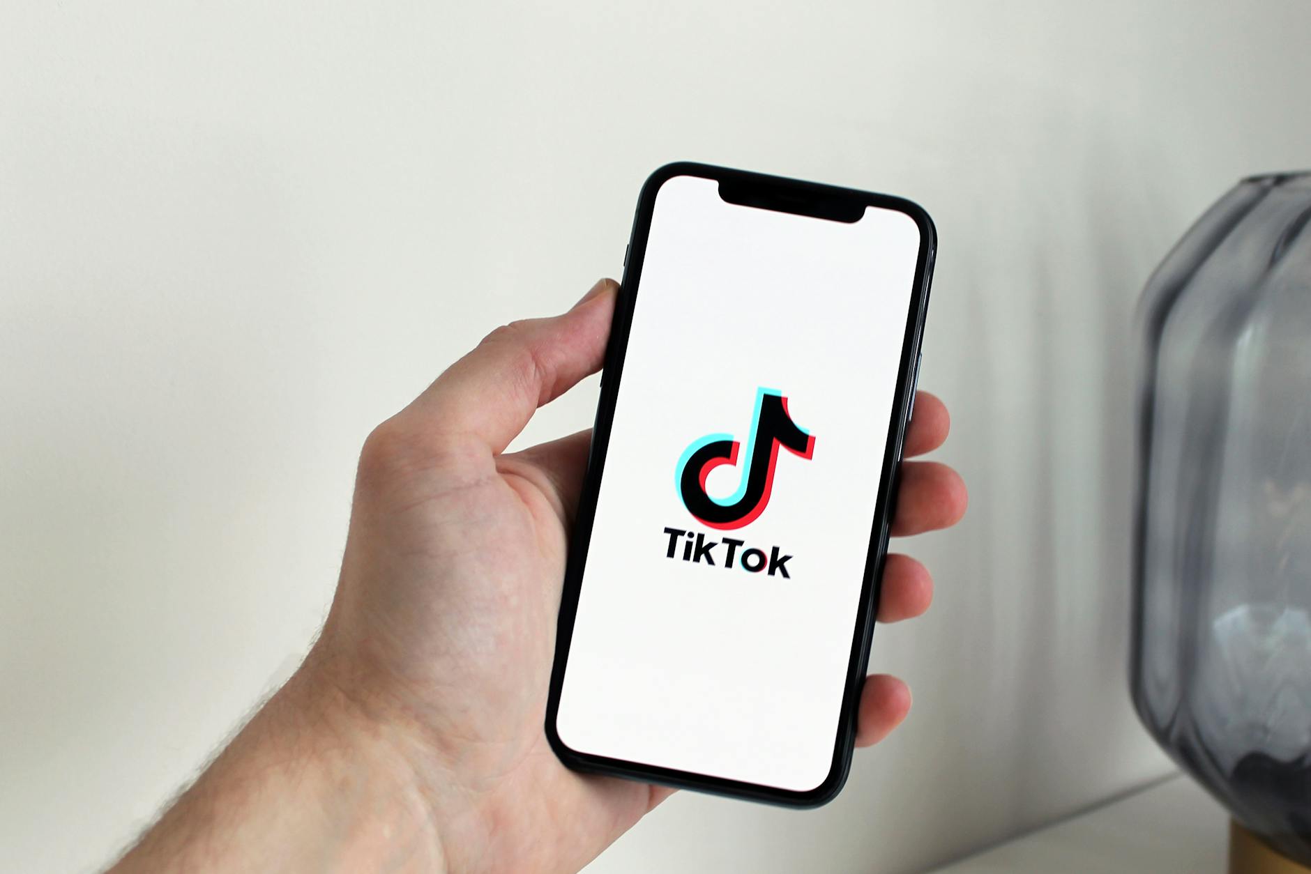 Shadow ban TikTok : définition concrète et mécanique cachée derrière l’algorithme — personne utilisant l'application TikTok