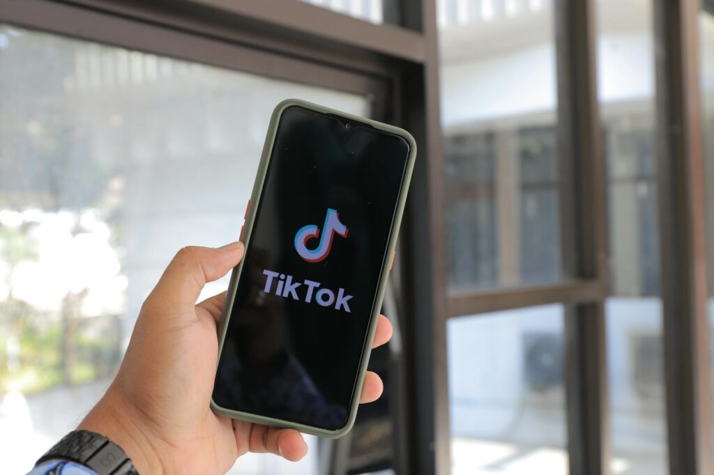 Shadow ban TikTok comment le — personne utilisant l'application TikTok