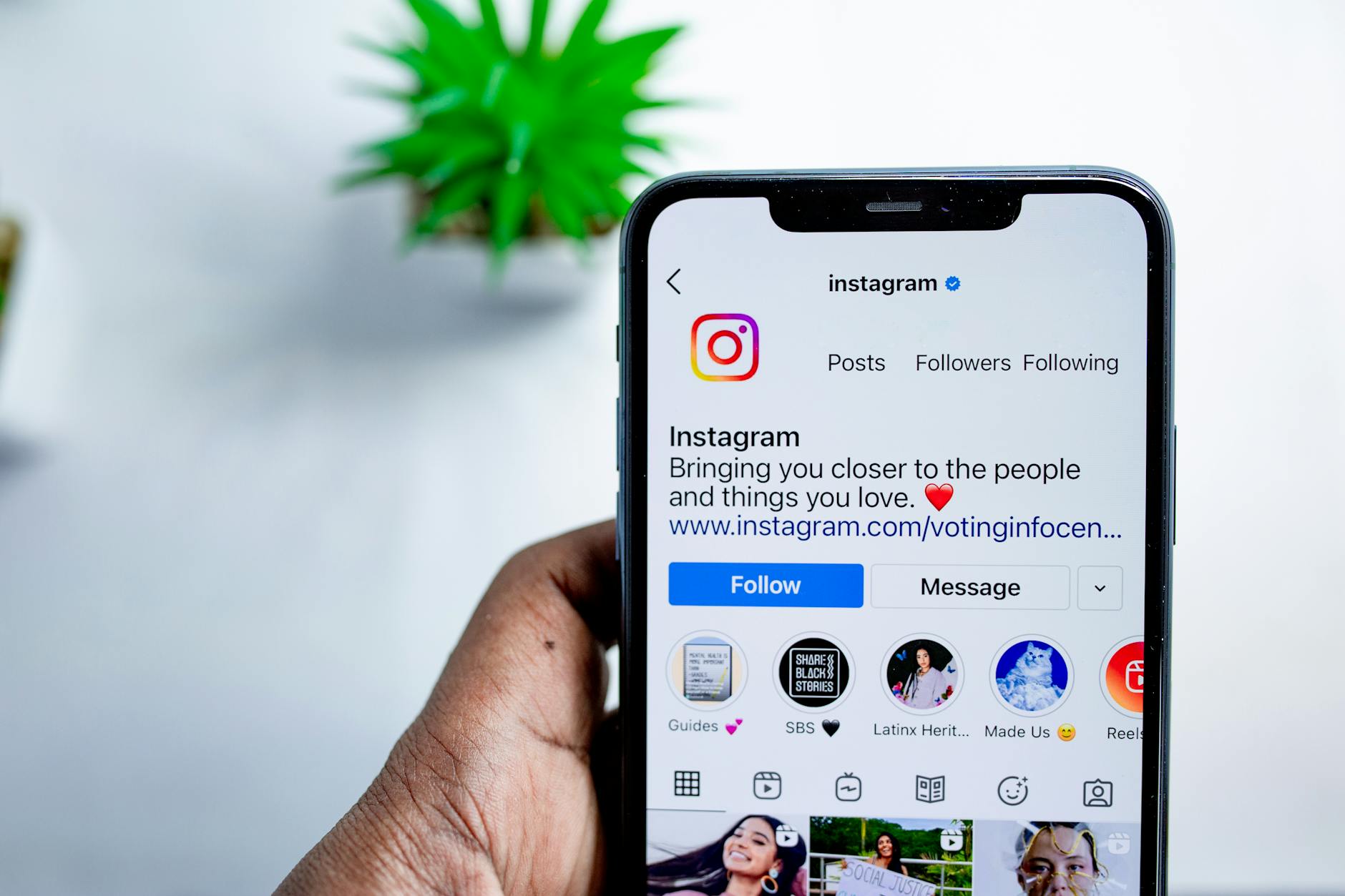 Voir un compte Instagram privé sans s’abonner : ce que la technique permet (ou bloque vraiment) — personne regardant un profil Instagram privé