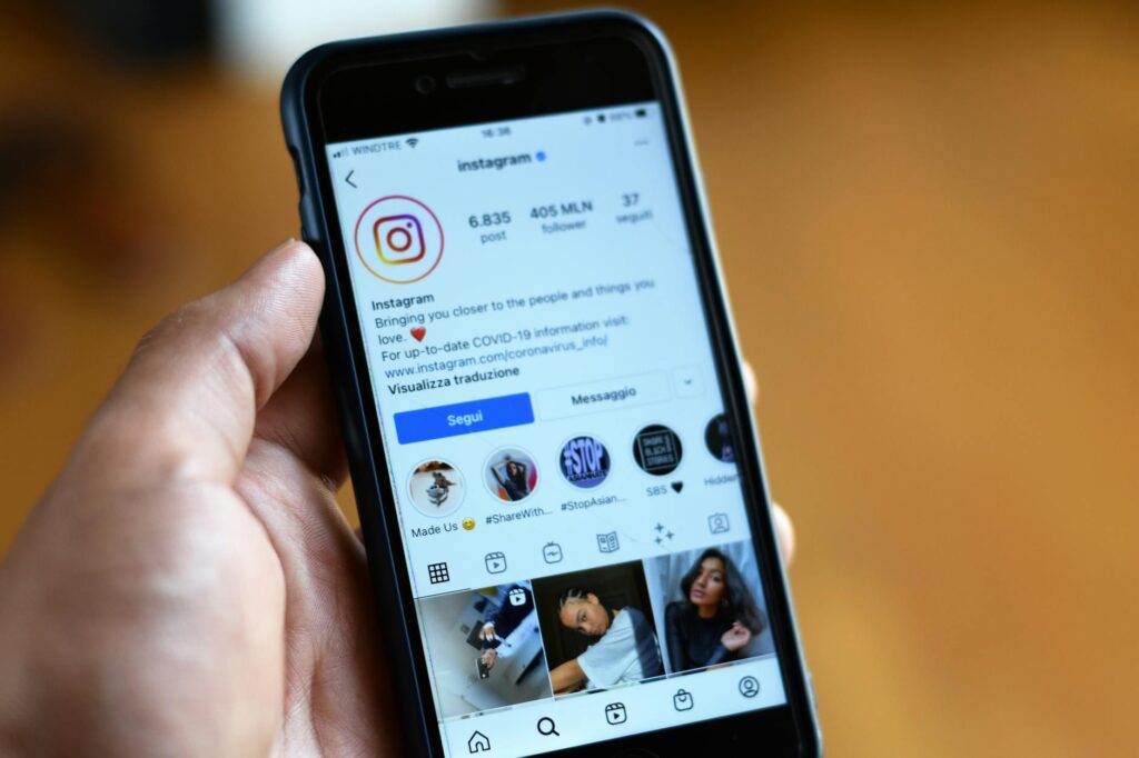 Voir un compte Instagram privé — personne regardant un profil Instagram privé