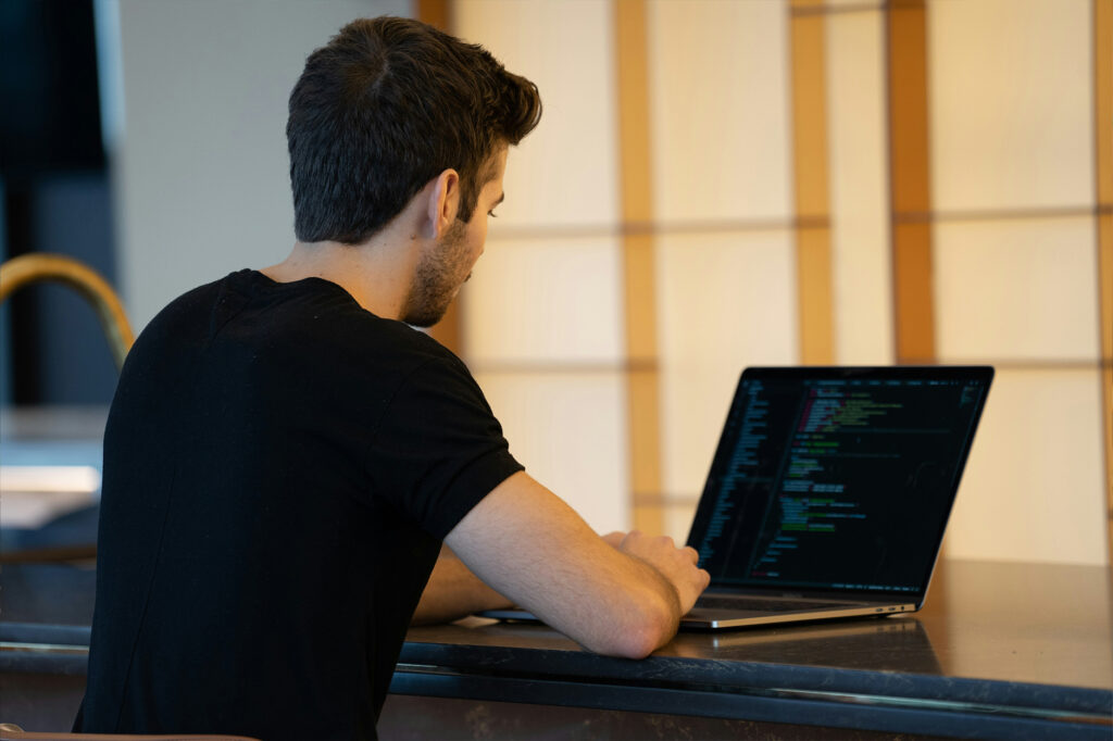 Découvrez le métier de Data Engineer, ses compétences clés et les perspectives d'avenir pour ces nouveaux architectes IT essentiels à la gestion des données.