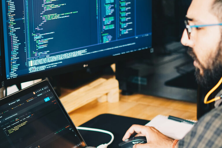 écouvrez le métier de data engineer, les compétences clés requises et les perspectives d'avenir pour ces nouveaux architectes de l'IT, essentiels dans la gestion et l'optimisation des données.