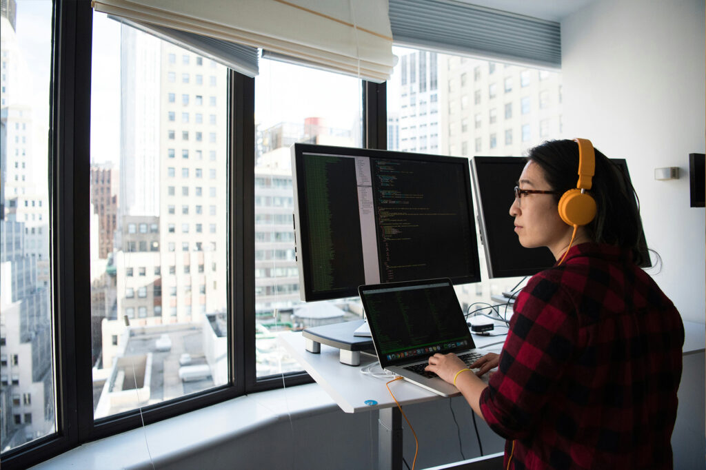 Découvrez le métier de Data Engineer, ses compétences clés et les perspectives d'avenir pour ces nouveaux architectes IT essentiels à la gestion des données.