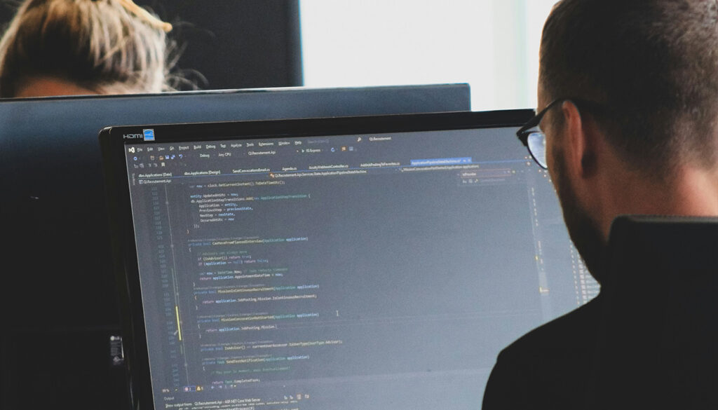 Découvrez pourquoi de plus en plus d'entreprises choisissent des ERP français pour leur gestion, en alliant proximité, conformité réglementaire et support adapté.