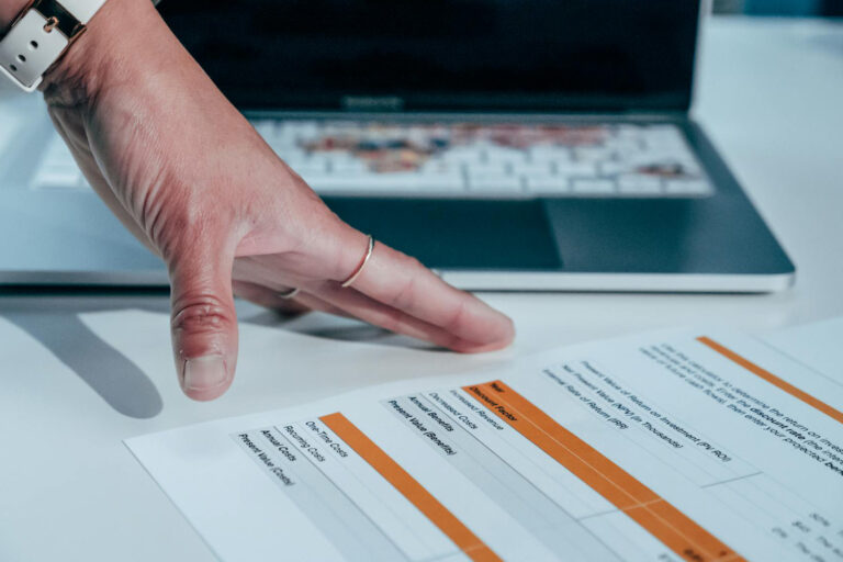 Quel logiciel permet d'automatiser des — écran d'ordinateur avec calculs dans un tableau