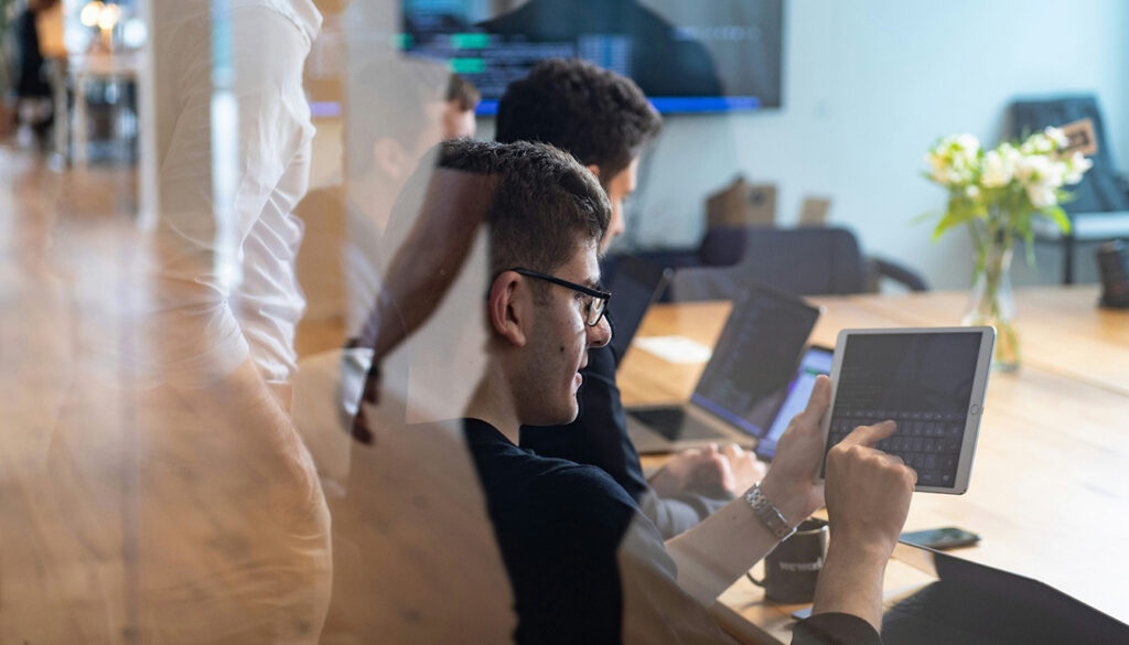 Découvrez les enjeux majeurs de la sécurité et de la conformité dans le cloud pour les entreprises, et comment protéger vos données tout en respectant les régulations.