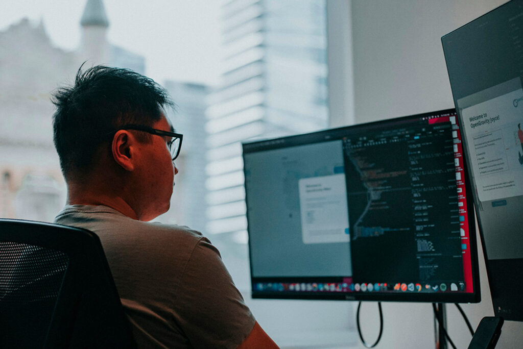 Découvrez les défis de la sécurité et de la conformité dans le cloud pour les entreprises, et comment assurer la protection des données tout en respectant les réglementations.