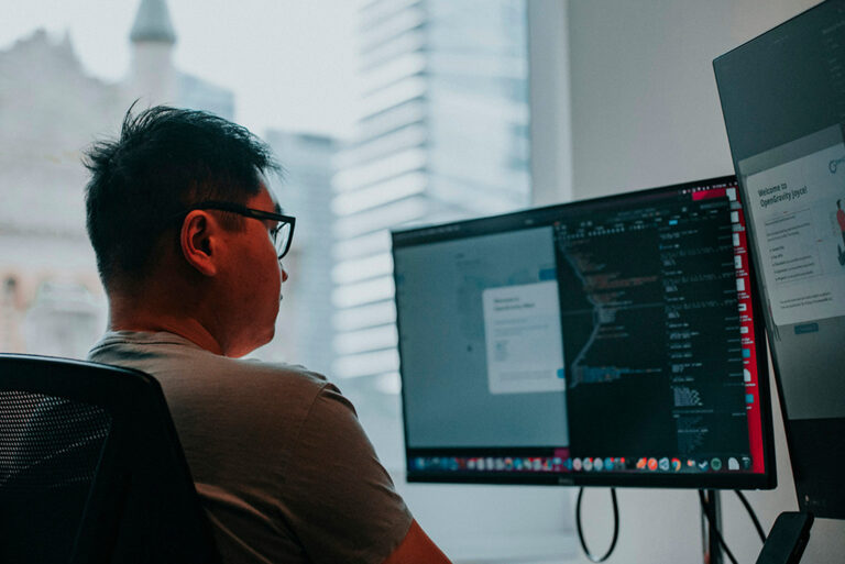 Découvrez les défis de la sécurité et de la conformité dans le cloud pour les entreprises, et comment assurer la protection des données tout en respectant les réglementations.