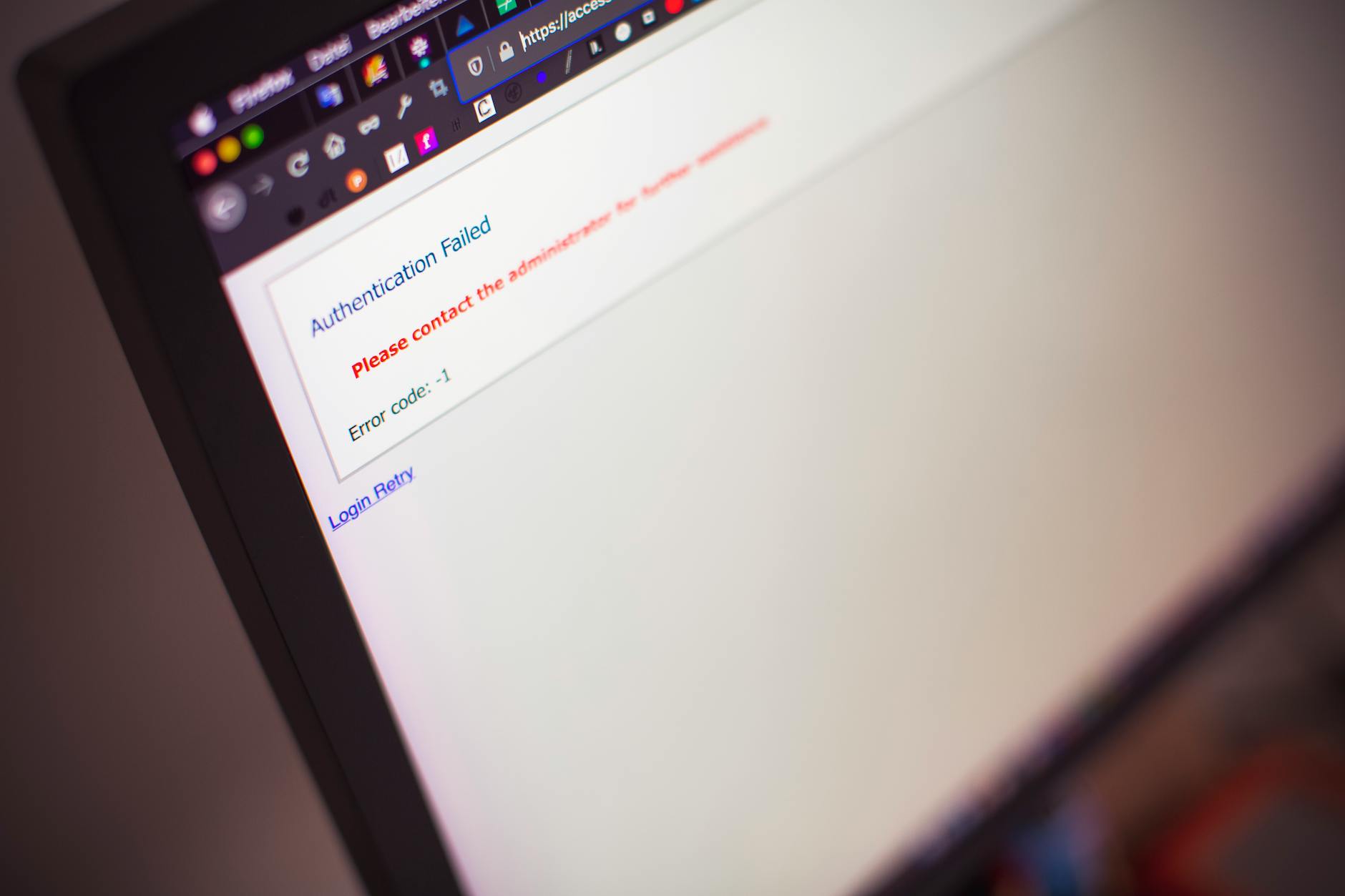 Afficher les erreurs PHP dans le navigateur sans se tirer une balle dans le pied — écran d'ordinateur affichant des messages d'erreur PHP