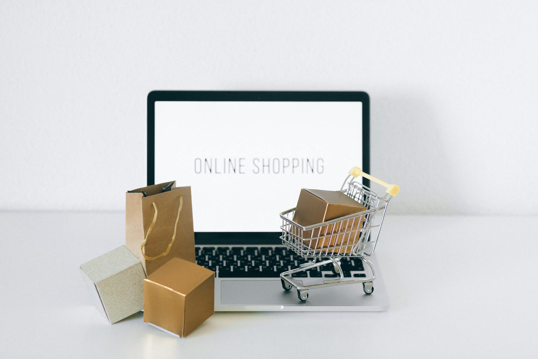 Combien coûte vraiment un site e-commerce de A à Z : fourchettes et scénarios concrets — maquette de site e-commerce