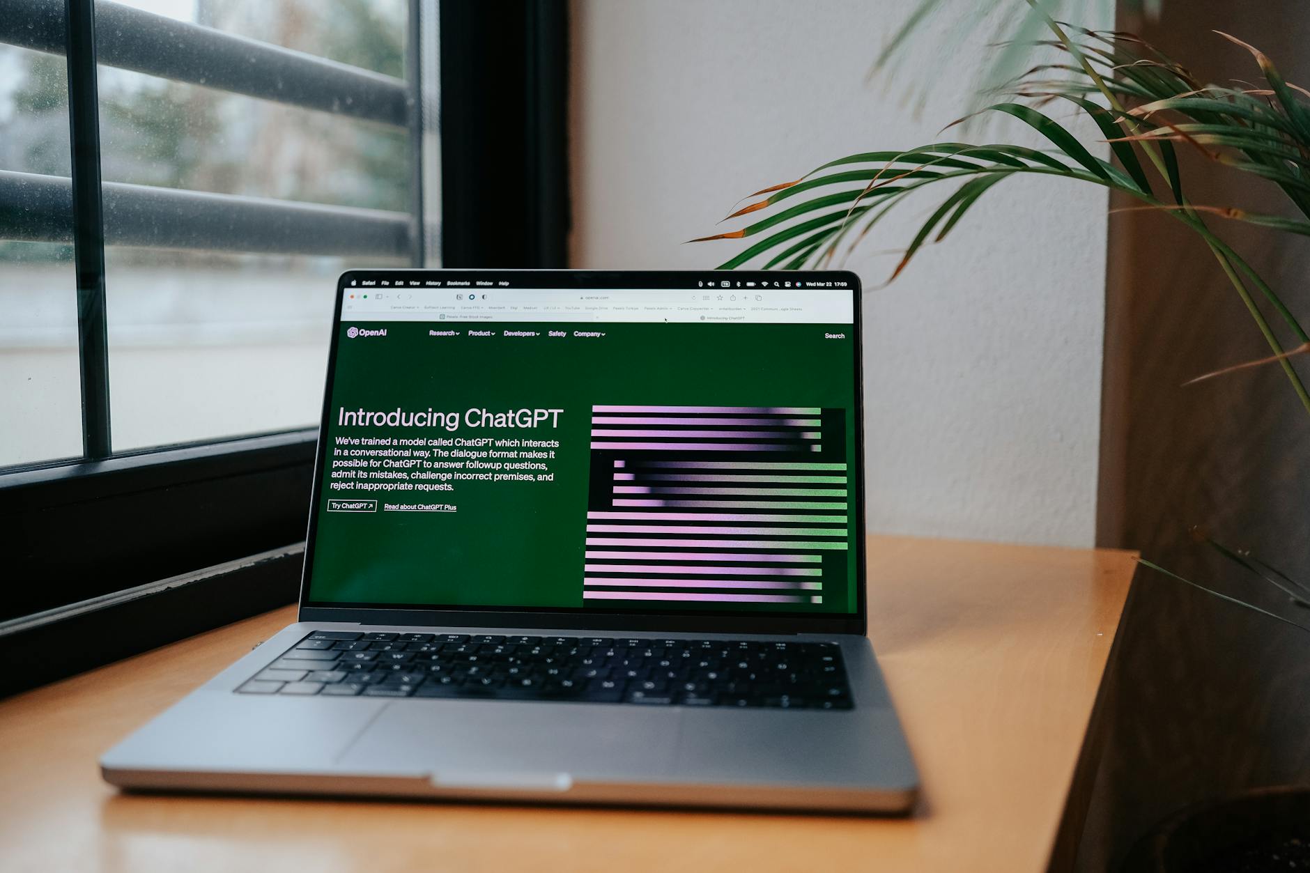Comment utiliser ChatGPT 4 gratuitement en 2026 sans se perdre dans les offres — personne utilisant ChatGPT sur ordinateur portable