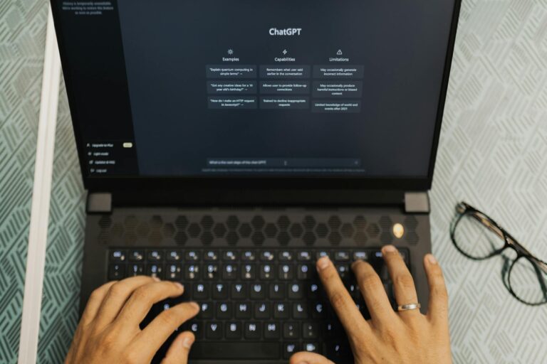 Comment avoir Chat GPT 4 — personne utilisant ChatGPT sur ordinateur portable