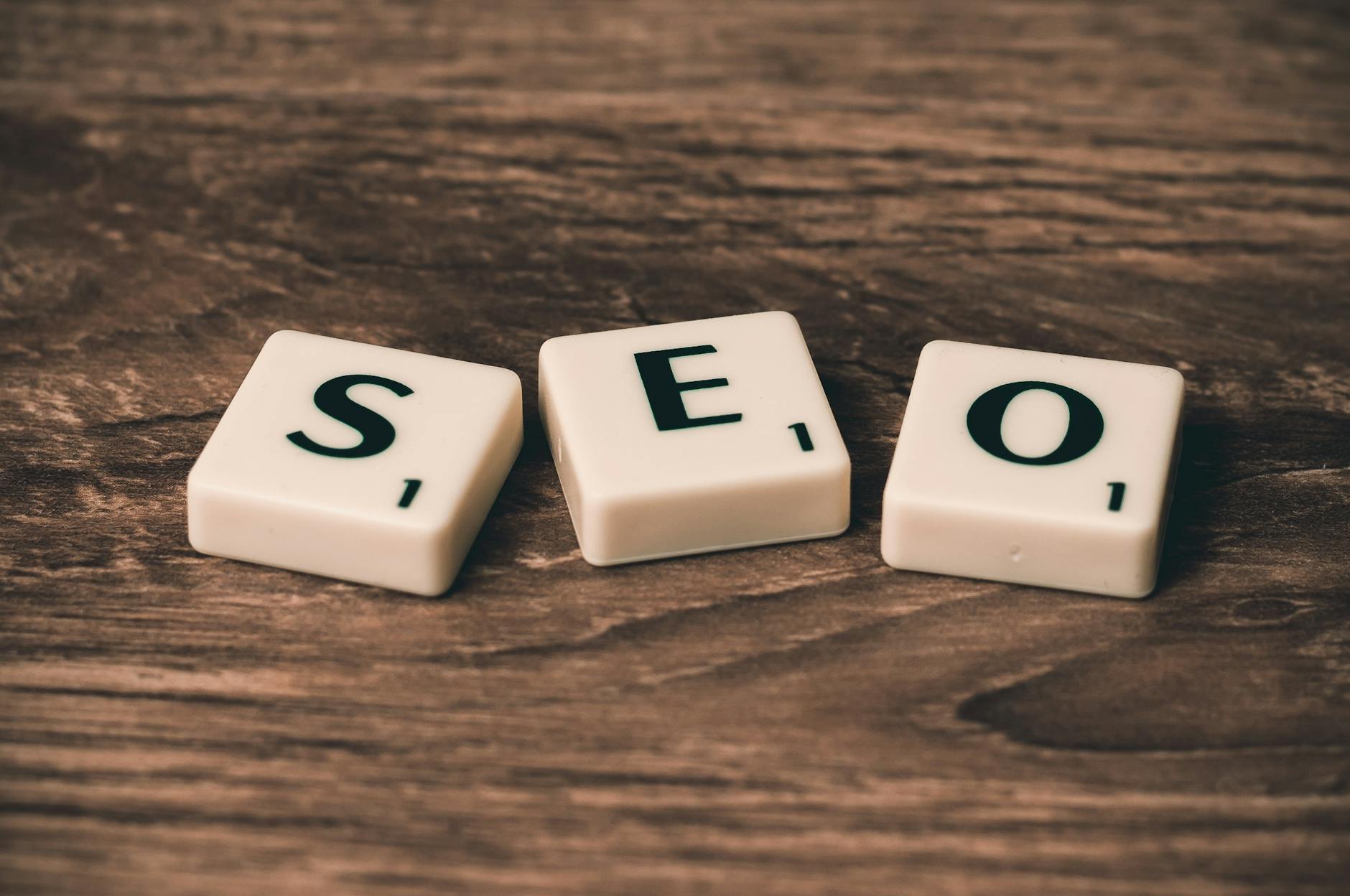 Intention de recherche et mots clés SEO : poser les bonnes bases avant d’optimiser — outils de recherche de mots clés SEO