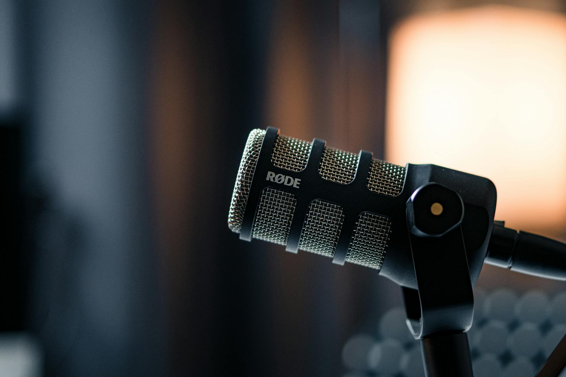 Comment démarrer un podcast en 2026 sans se perdre dans la technique — studio d'enregistrement podcast microphone