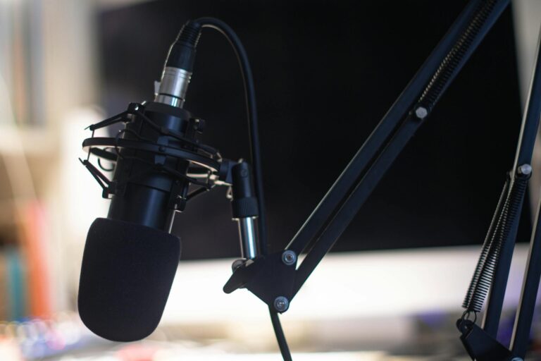 Comment commencer un podcast les — studio d'enregistrement podcast microphone