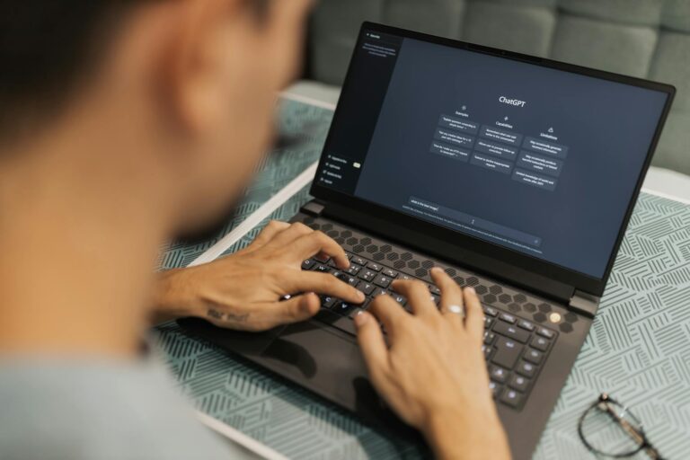 Comment créer une IA les — personne codant sur ordinateur avec IA