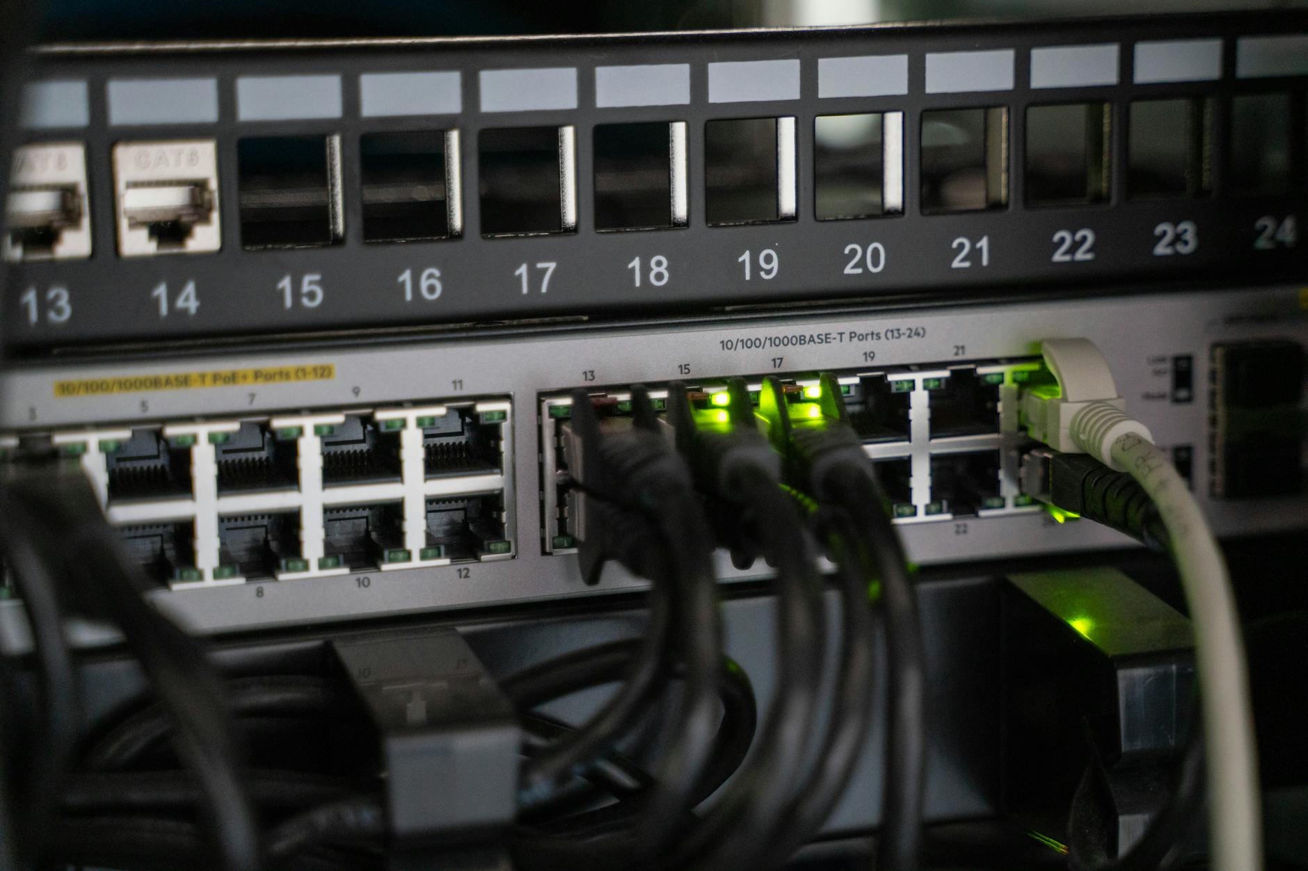 Réseau informatique expliqué simplement : des appareils, des liens et des règles communes — appareils de réseau informatique connectés