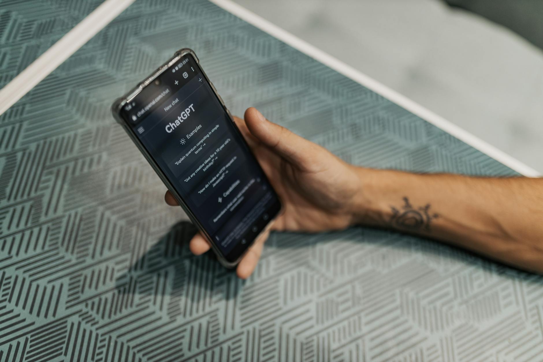 Interface ChatGPT et modèles compatibles images pour mettre une photo sans galérer — personne utilisant l'interface ChatGPT