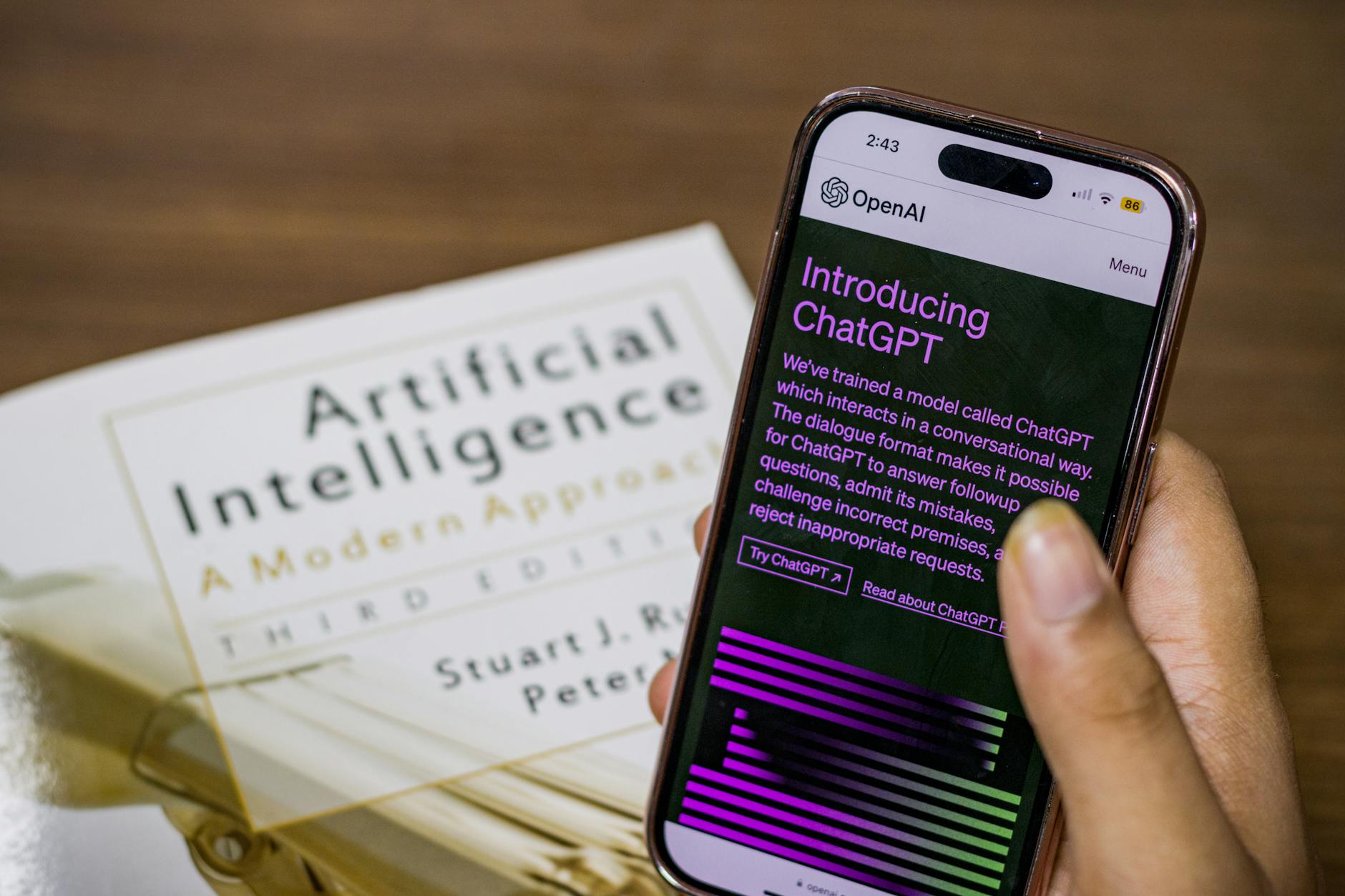Conversation écrite avec ChatGPT : poser les bases d’un dialogue vraiment utile — personne utilisant un ordinateur portable pour discuter avec une IA