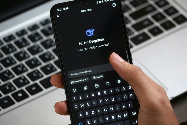 Comment parler avec ChatGPT toutes — personne utilisant un ordinateur portable pour discuter avec une IA