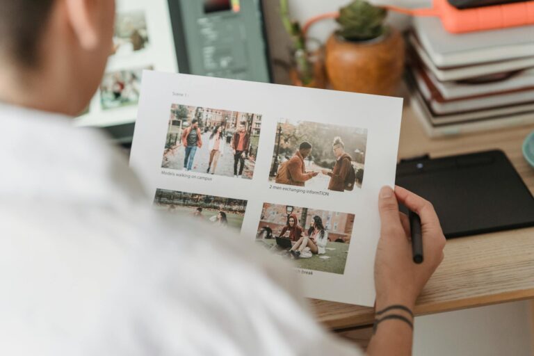 Comment savoir si une photo — personne vérifiant le copyright sur une photo