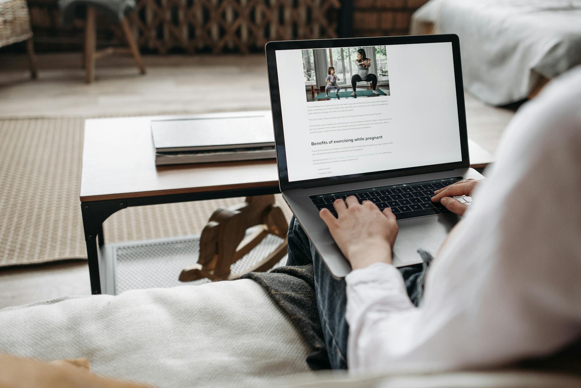 Pourquoi se désabonner de Chat GPT 4 : analyser son usage avant la résiliation — personne utilisant un ordinateur annulation d'abonnement