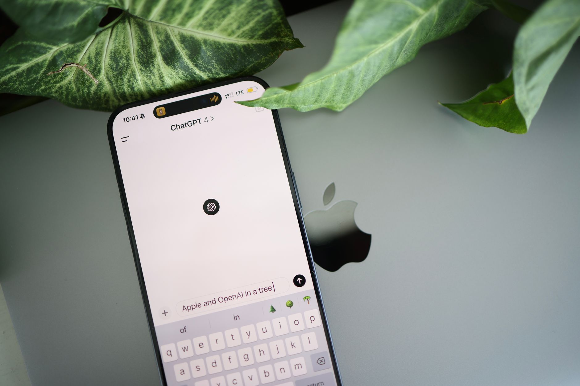 Comment accéder à ChatGPT gratuitement et en français sans galérer — personne utilisant ChatGPT sur ordinateur portable