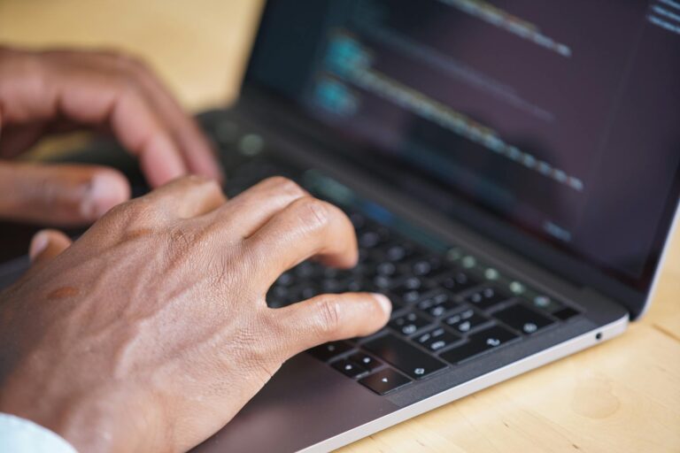 Comment se servir de l’IA — personne utilisant des outils IA sur ordinateur