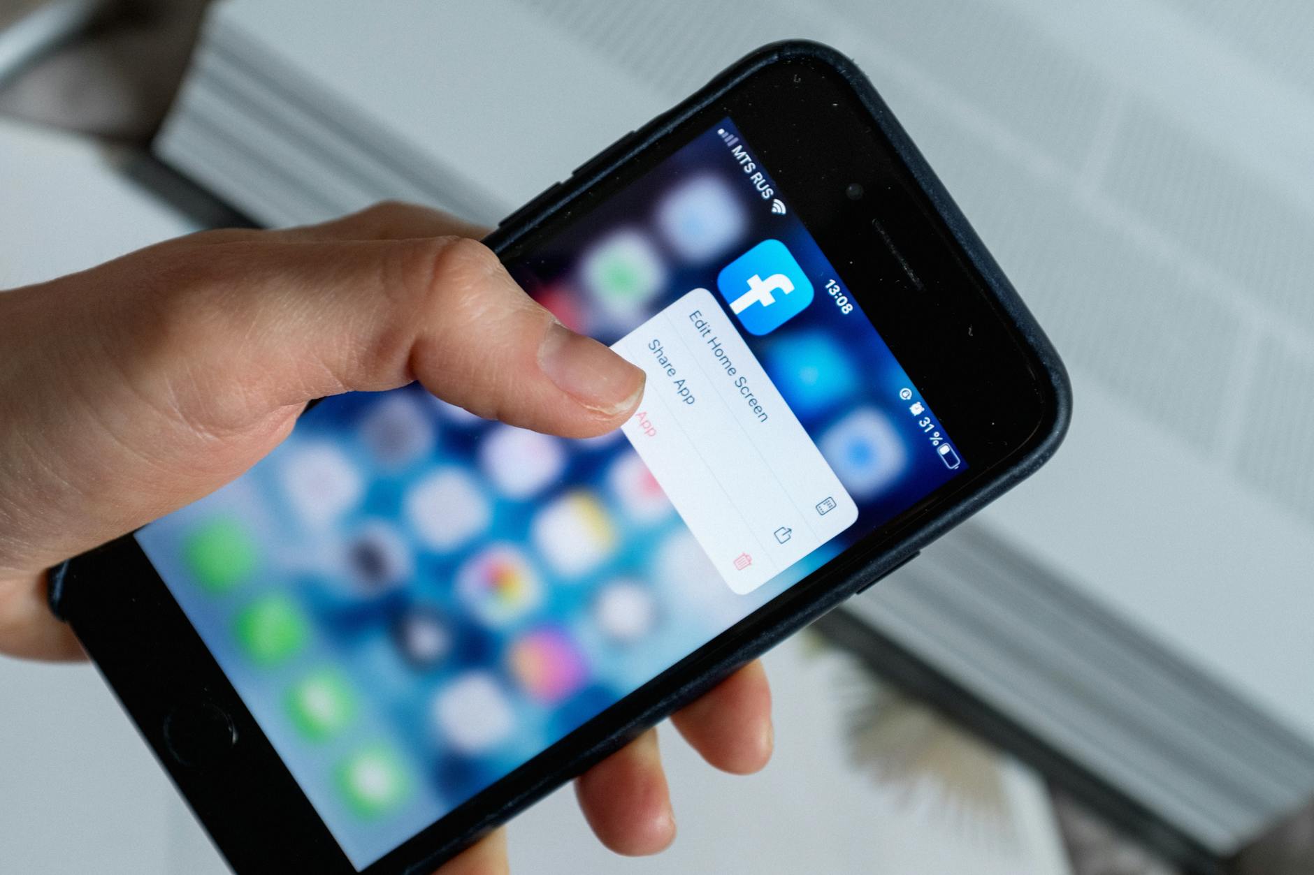 Supprimer un compte Facebook sans mot de passe ni adresse mail : ce qui est réellement possible — personne supprimant compte Facebook sur téléphone