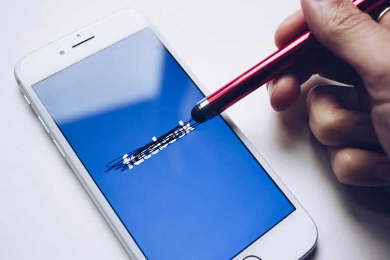 Comment supprimer un compte Facebook — personne supprimant compte Facebook sur téléphone