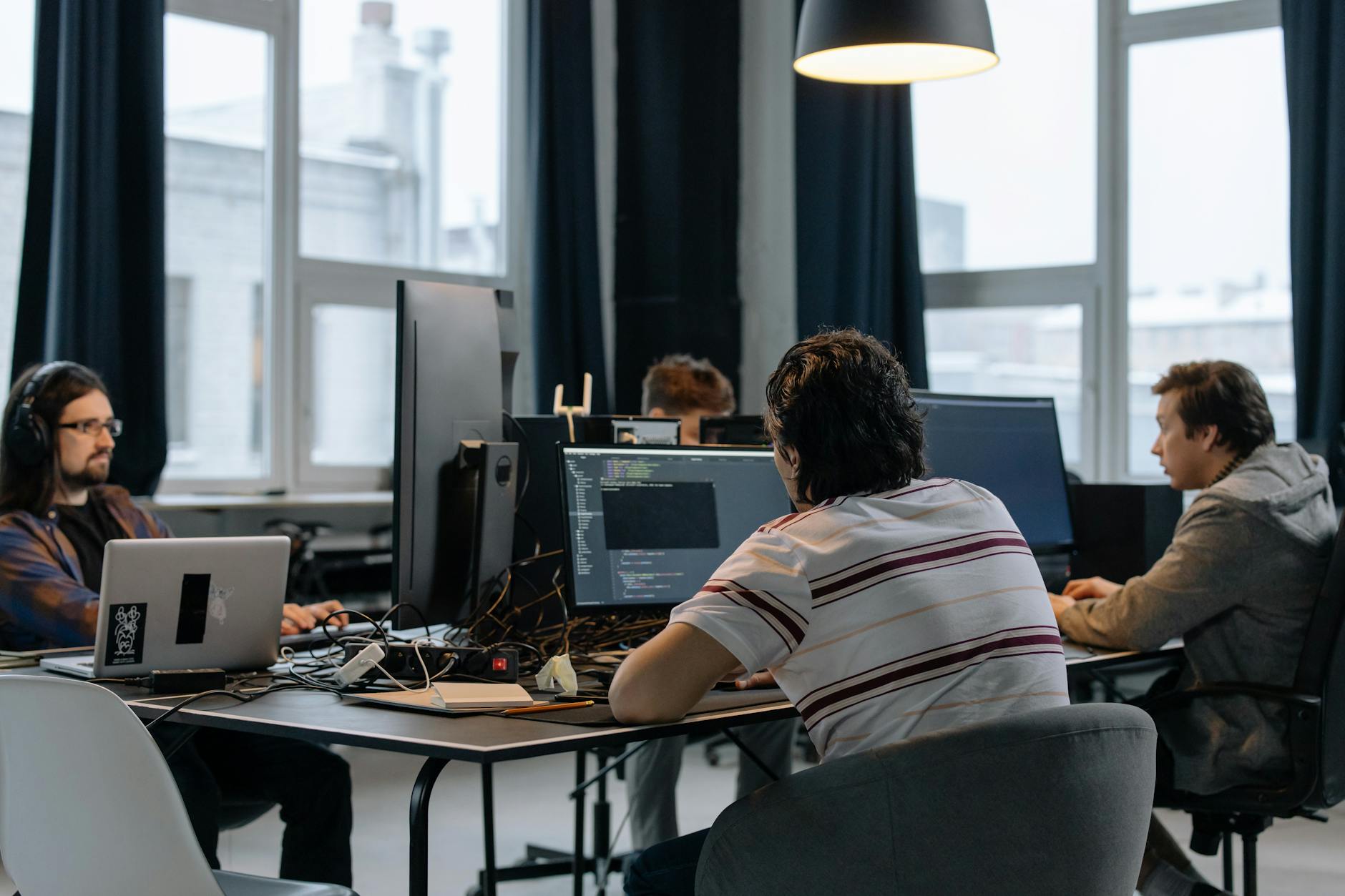 Développement logiciel sur mesure ou SaaS : bien poser le problème avant de parler budget — équipe de développement logiciel en réunion