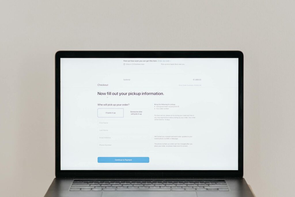 Est-il dangereux d'accepter les cookies — écran d'ordinateur pop-up consentement cookies