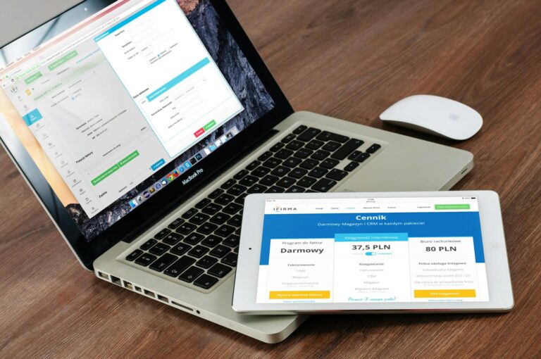 Framer vs Webflow comparaison vitesse, — comparaison interface design de site web