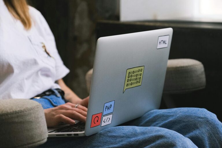 Framework PHP comment choisir entre — programmeur travaillant sur des frameworks PHP