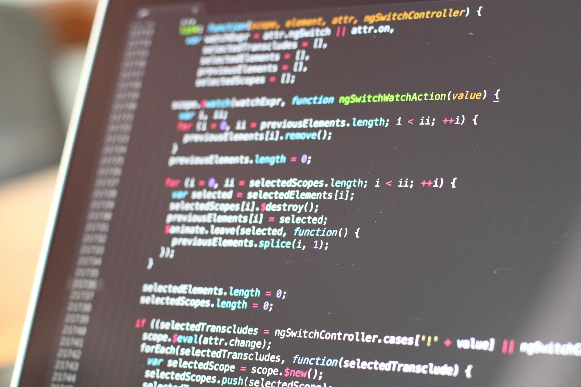 Gemini ou ChatGPT pour coder : forces, limites et cas concrets — code de programmation sur écran d'ordinateur